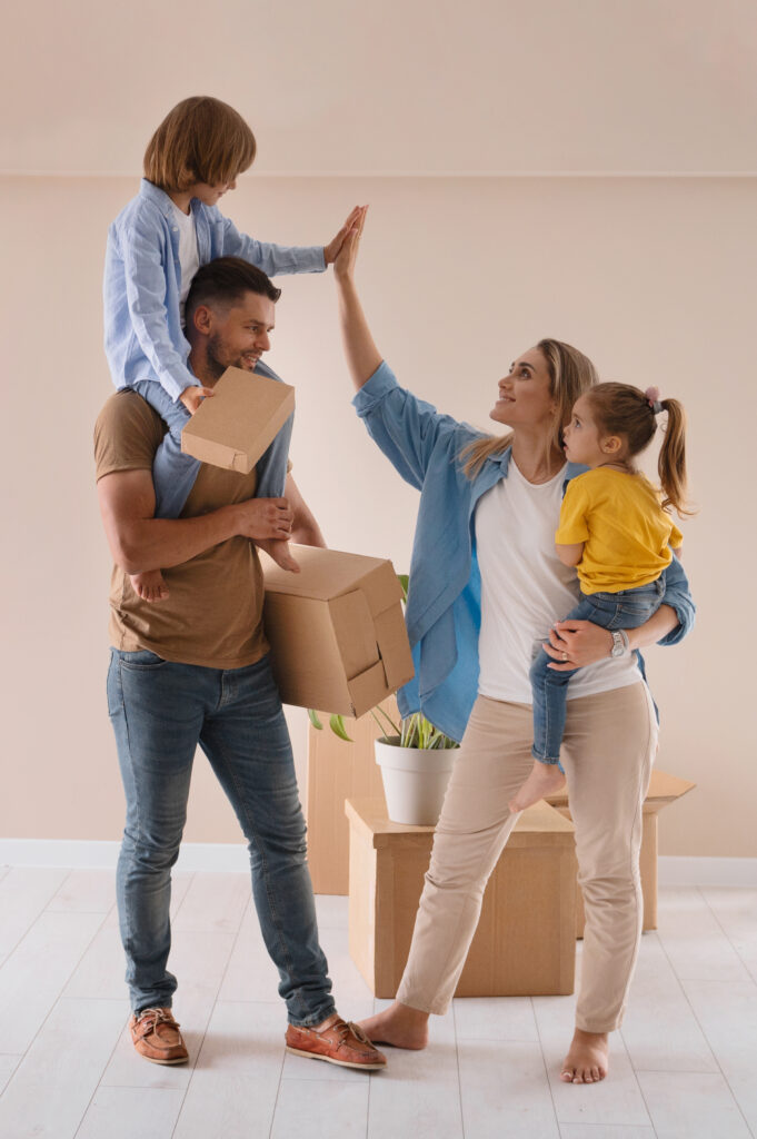 familia-feliz-con-ninos-mudandose-su-nuevo-hogar